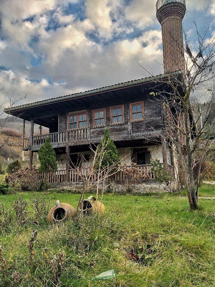 Historische Holzmoschee des Dorfes Hemsin