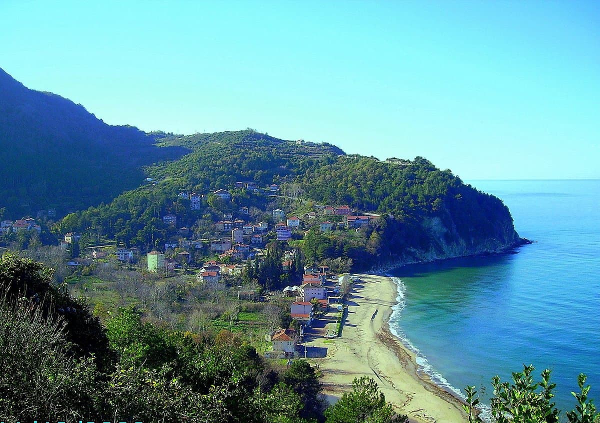 Strand des Dorfes Kapısuyu